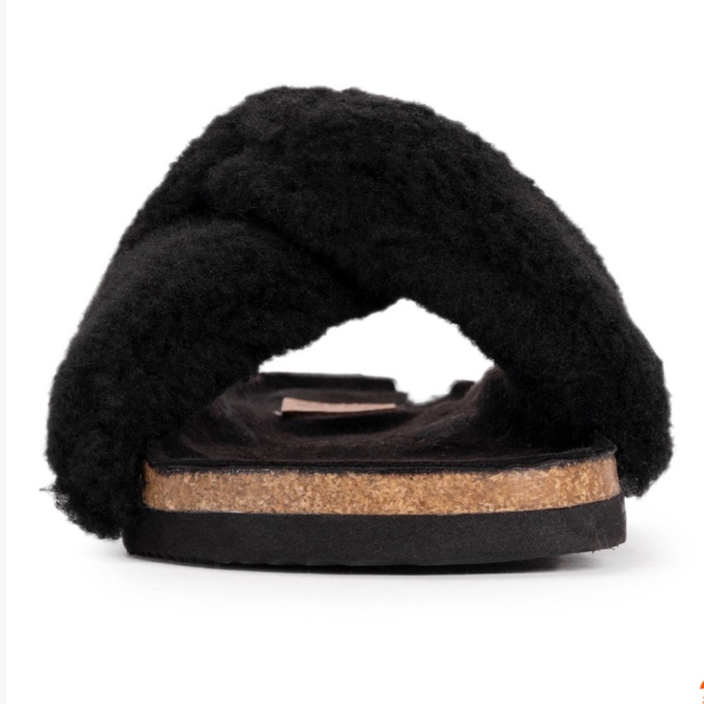 Muk Luks black fuzzy slippers/slides. SZ. S-5/6. NWT - Picture 6 of 8